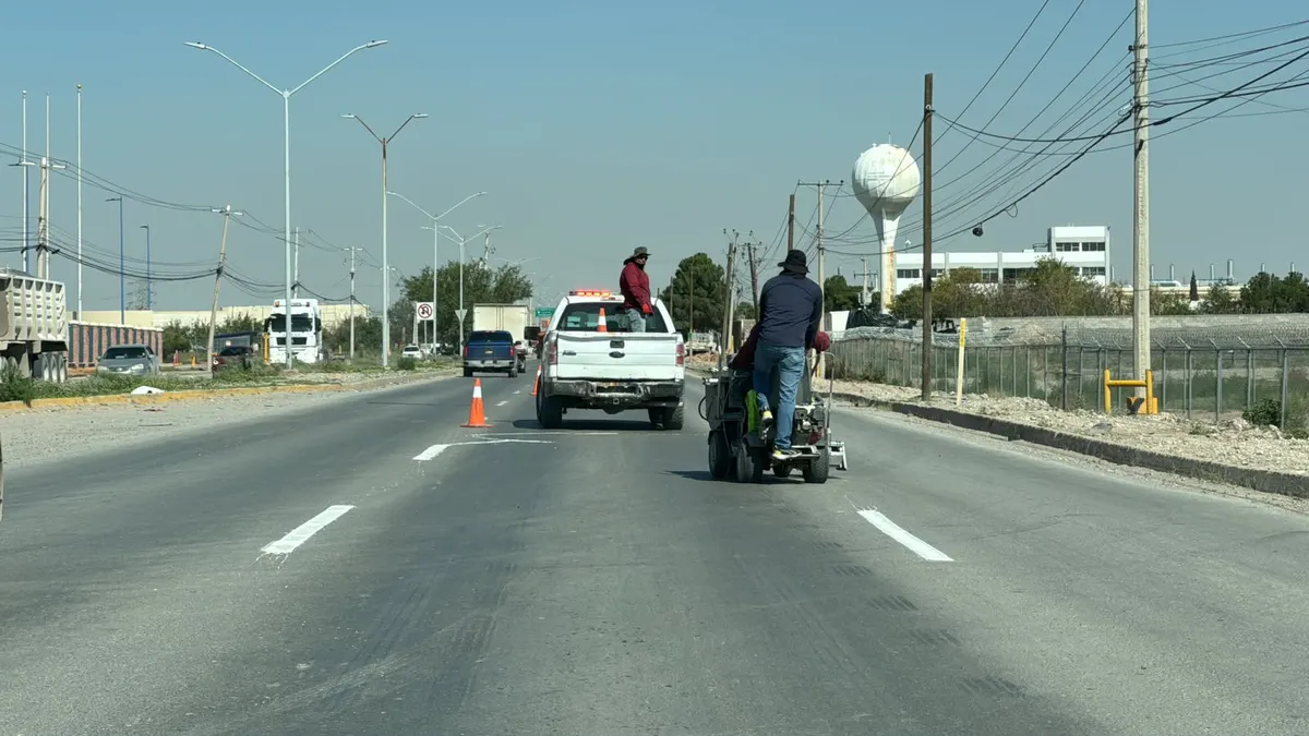 Cierran dos carriles del bulevar Óscar Flores por trabajos de pintura