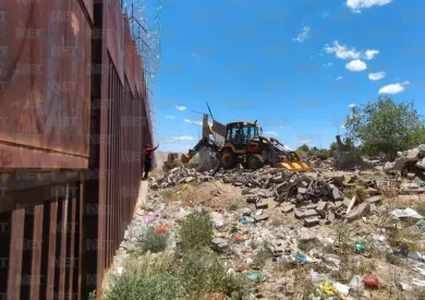 Derriban viviendas irregulares a metros del muro fronterizo 