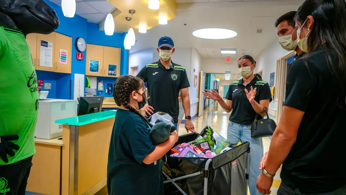Futbolistas del FC Juárez regalan sonrisas a niños en El Paso Children’s Hospital