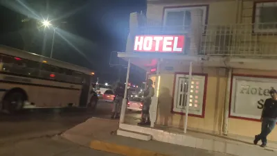 Autoridades realizan revisión migratoria en hoteles de Juárez y detienen a un brasileño