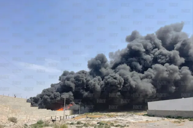 Incendio en recicladora del kilómetro 26 sigue activo tras más de seis horas