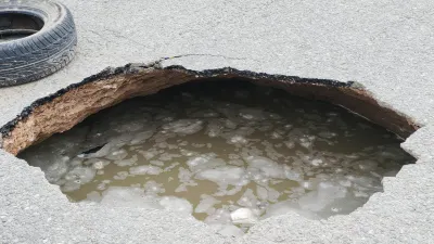 Hundimiento obliga a cerrar vialidad en colonia La Cuesta