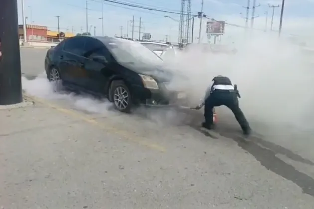 Se incendia auto en estacionamiento de supermercado en Las Torres