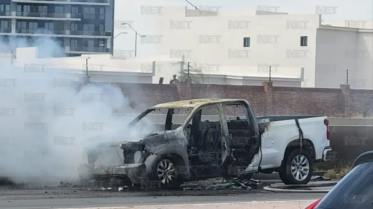 Se incendia camioneta Chevrolet Silverado en bulevar Independencia