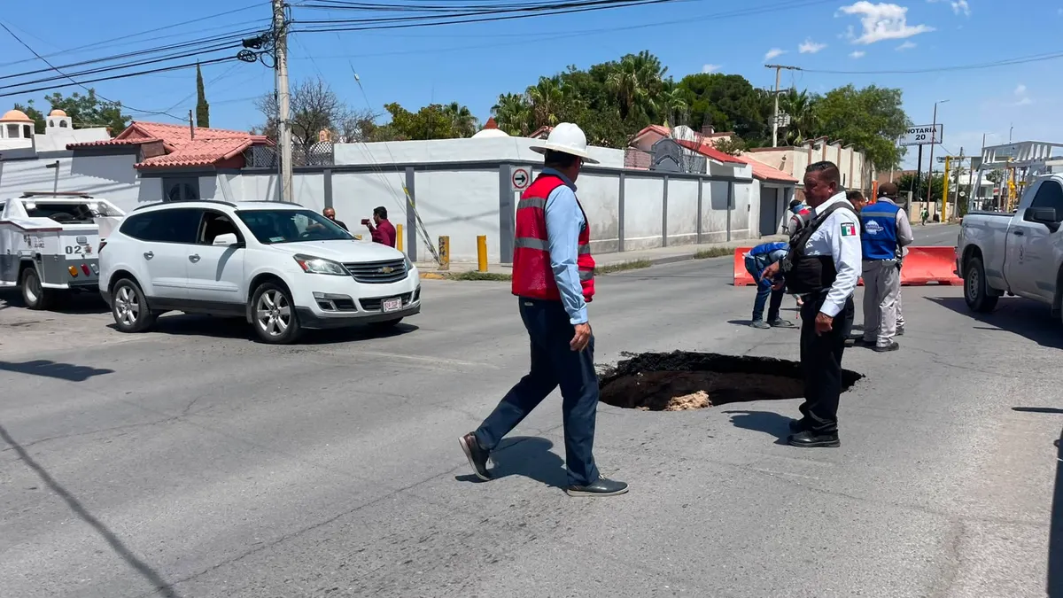 Se abre socavón en cruce De la Raza y Del Charro dejando camioneta atrapada