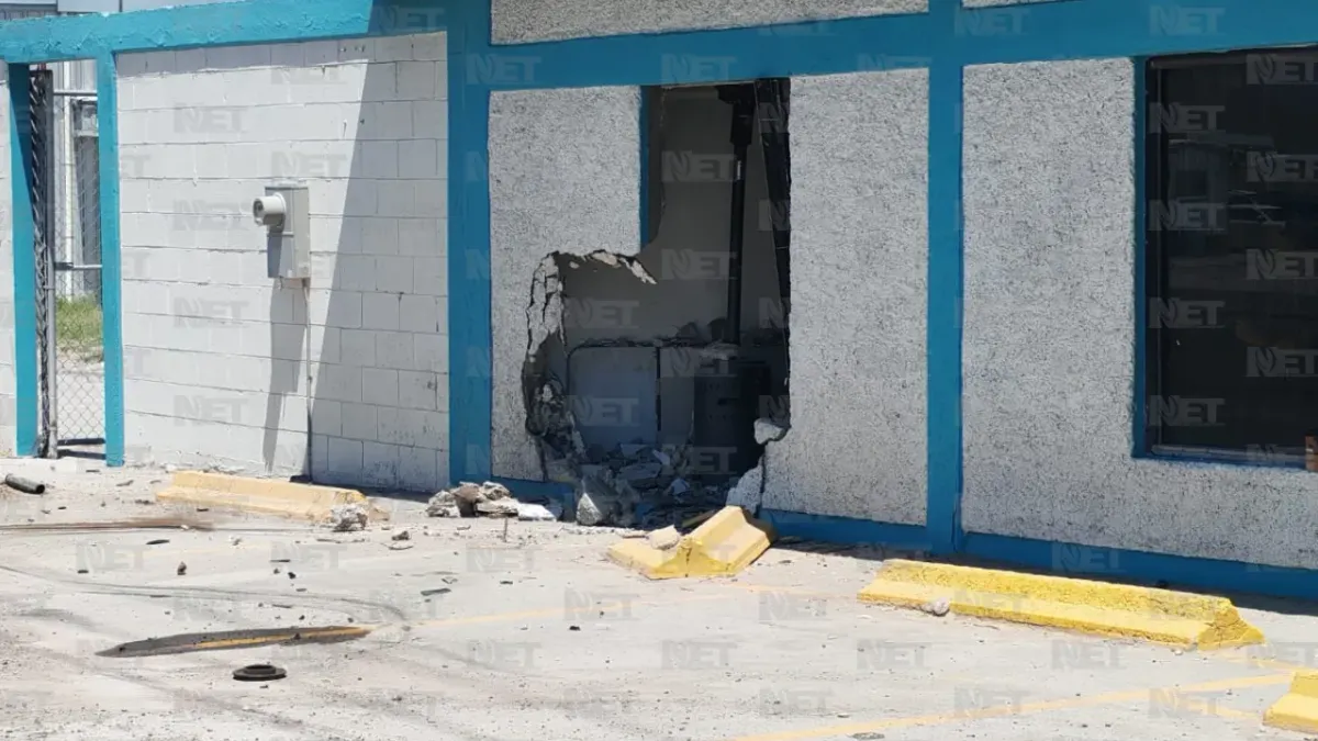 Choque entre unidad de CFE y auto deja dos lesionados en la Panamericana