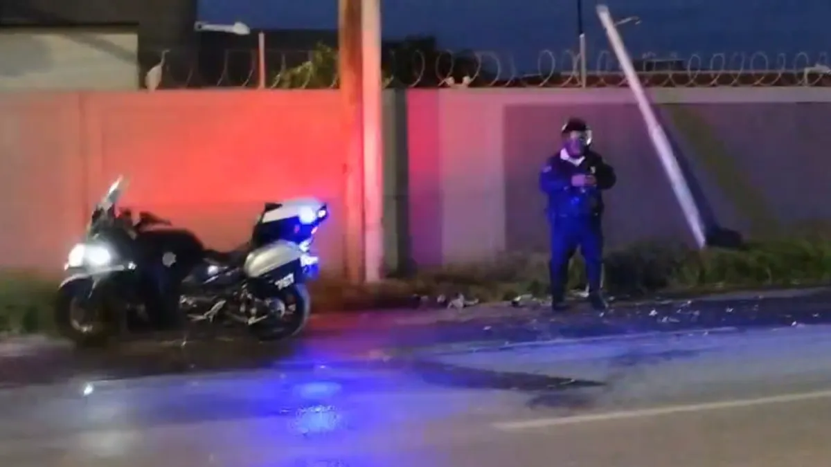 Conductora pierde control por cansancio y choca contra poste en la Tecnológico