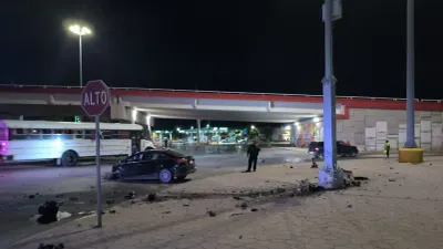Choca contra poste de cámara Centinela y acompañante resulta lesionada