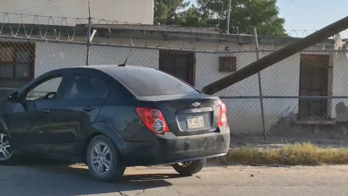 Conductor omite alto, pierde el control y choca contra poste en Zaragoza