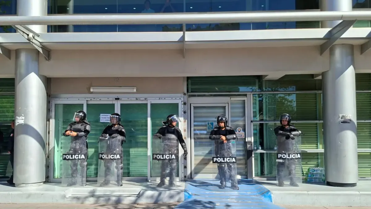 Policía resguarda Congreso durante votación de matrimonio igualitario
