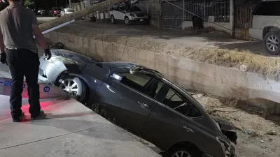 Camioneta pega por detrás a Versa, lo manda a canal y se da a la fuga