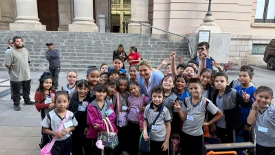 Convive Maru Campos con estudiantes antes de Mesa de Seguridad en Chihuahua