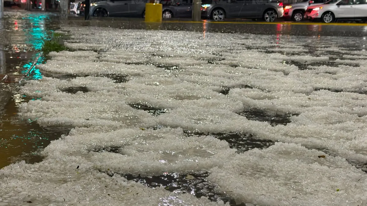 Tormenta con granizo provoca inundaciones y caos vial en Ciudad Juárez
