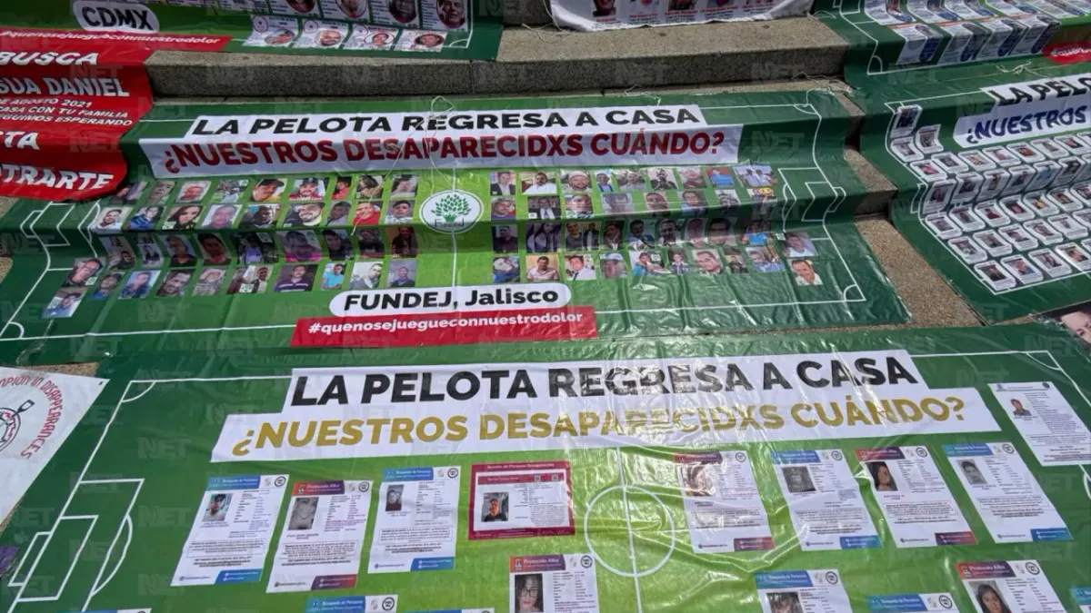 Colocan colectivos fichas de desaparecidos en el Ángel de la Independencia