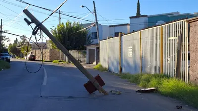 Poste caído bloquea vialidad en Jardines de San José