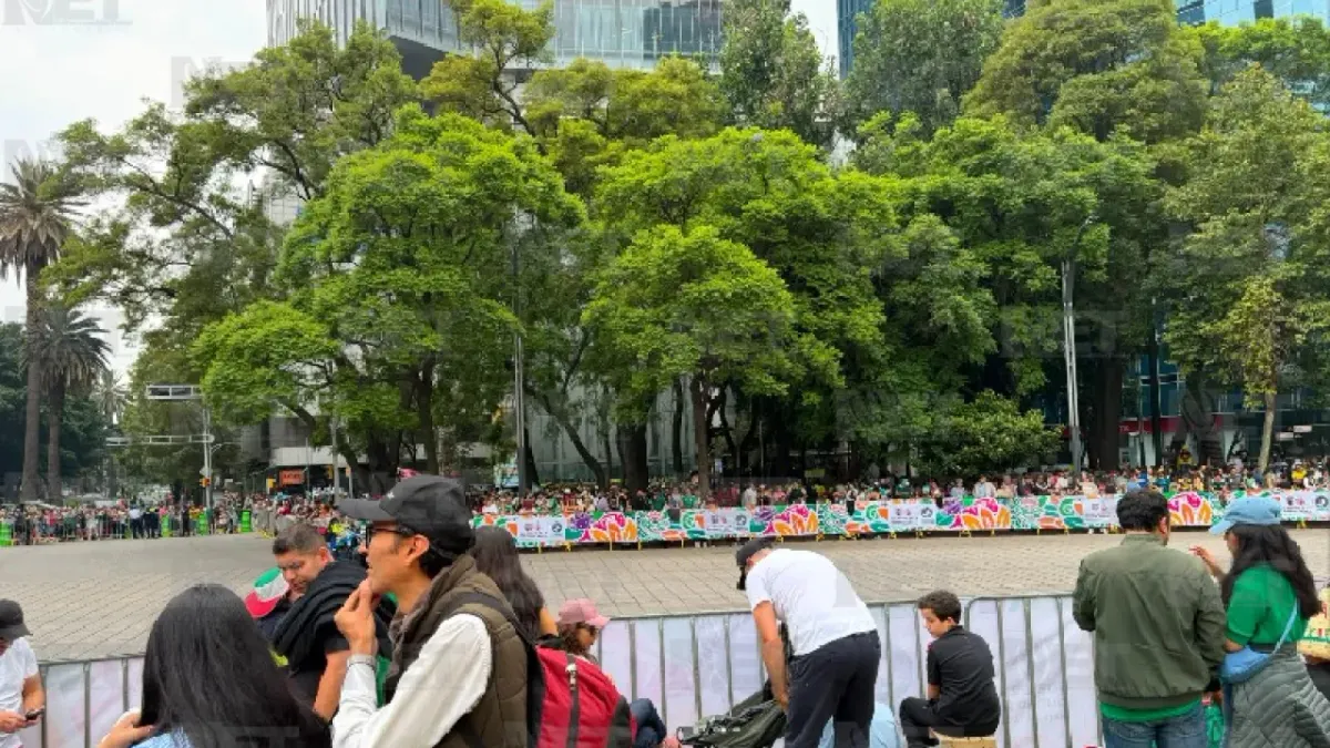 Mundial de futbol y Día de Muertos se fusionan en espectacular desfile en CDMX