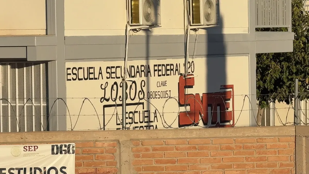 Dejan arreglo fúnebre con amenaza en secundaria de Loma Blanca