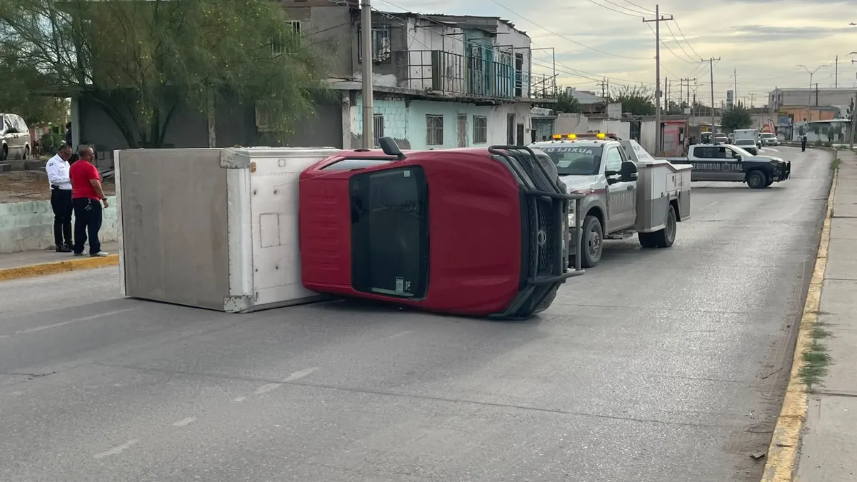 Vuelca camioneta cargada con pollos tras choque en Municipio Libre