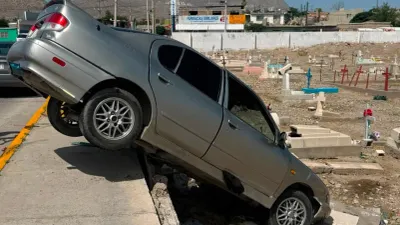 Conductor abandona vehículo tras chocar contra barda de Panteón Municipal