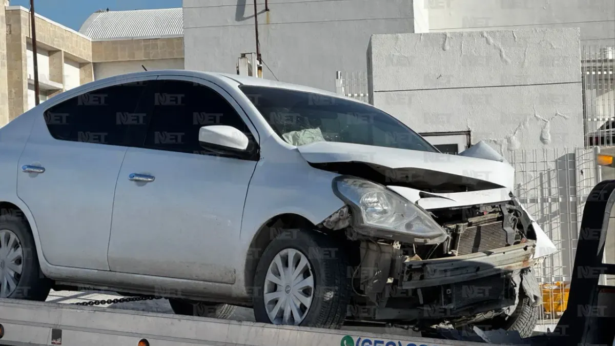 Conductor pierde el control y choca contra poste en Águilas de Zaragoza