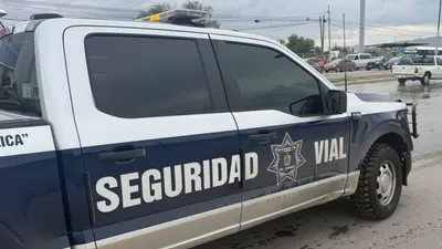 Permanecen cerrados dos cruces en Juárez por acumulación de agua