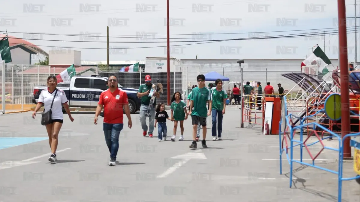 Aficionados viven la inauguración del Mundial en estadio 8 de Diciembre