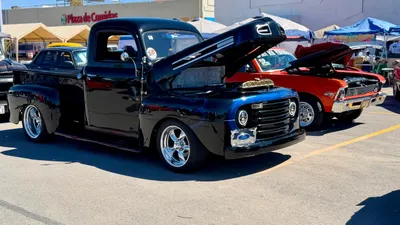 Exhiben autos clásicos en Plaza de las Américas este domingo