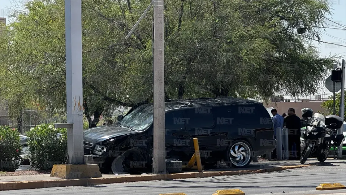 Choque entre Suburban y pickup deja una mujer lesionada en la Tecnológico
