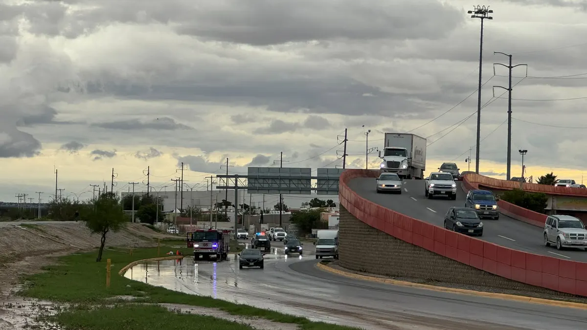 Habilitan dos carriles en Juan Pablo II tras labores de desagüe