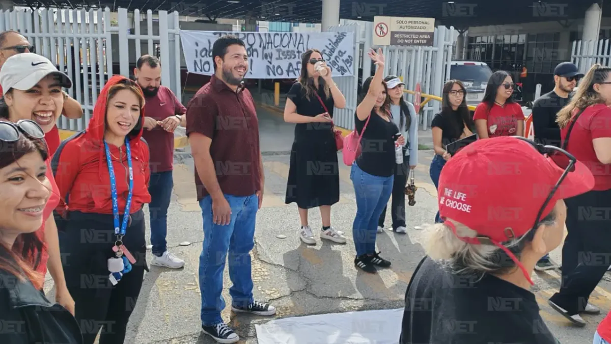 Maestros toman casetas del Puente Zaragoza en protesta por Ley del Issste