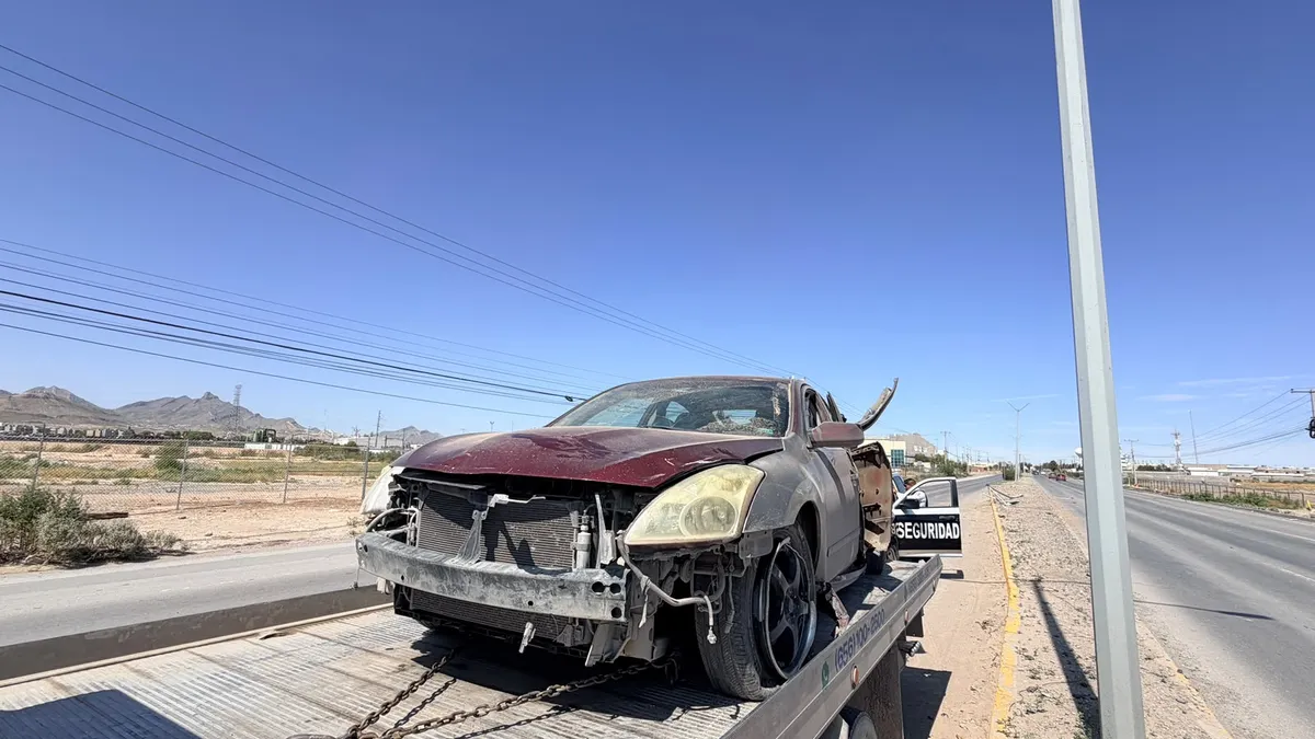 Conductora derriba lámpara y destroza su auto en bulevar Óscar Flores