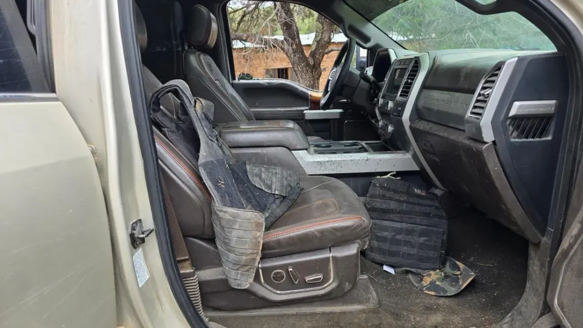 Aseguran dos camionetas robadas y equipo táctico en Chihuahua