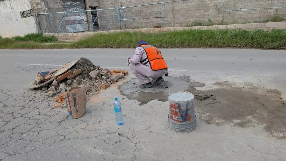 Atiende JMAS reporte de alcantarilla abierta en la Vicente Guerrero