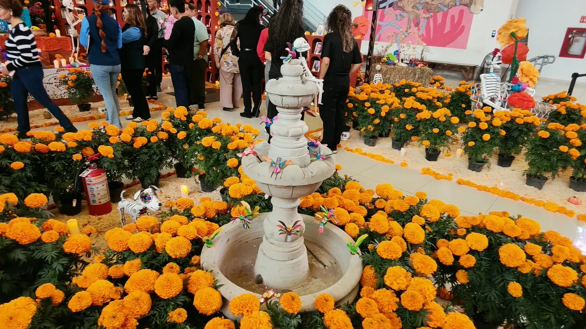 Colocan altar de muertos 'El Jardín de los Recuerdos' en Pueblito Mexicano