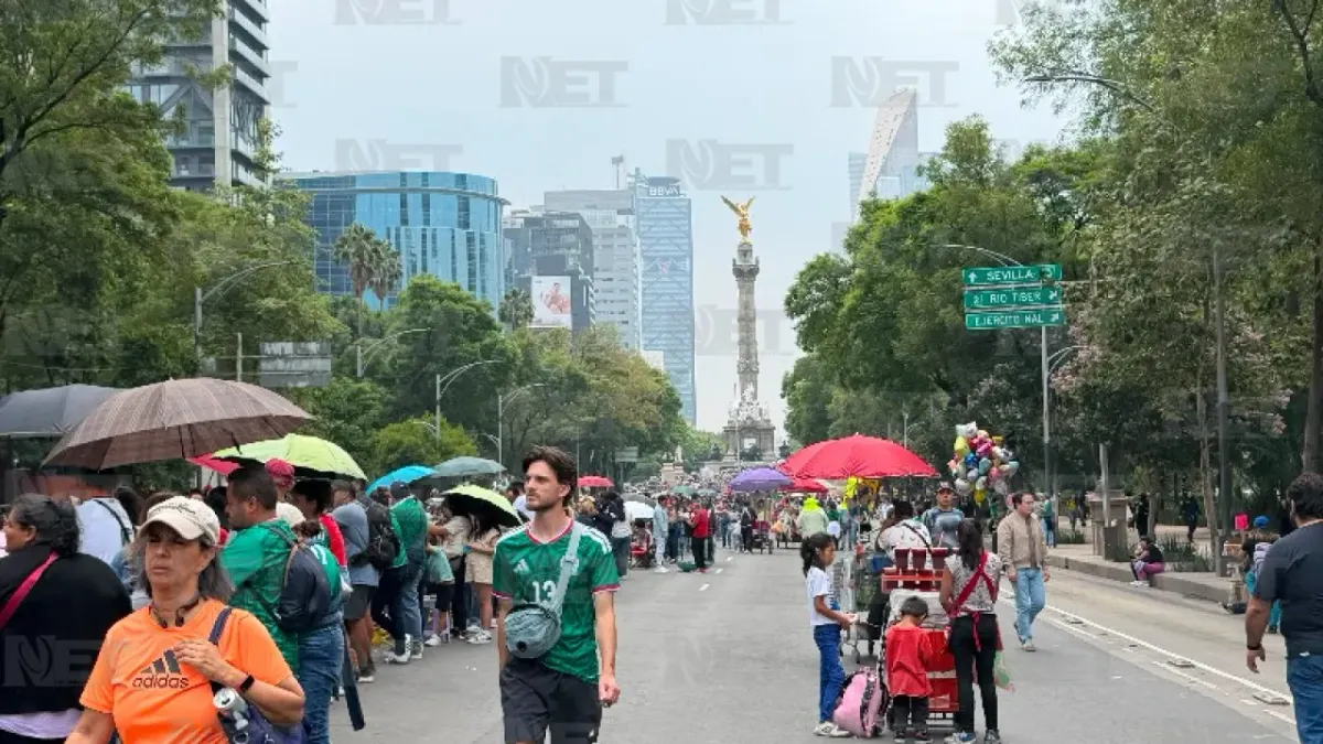 Mundial de futbol y Día de Muertos se fusionan en espectacular desfile en CDMX