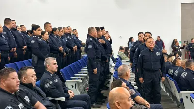 Reconocen a 121 policías de Juárez por su desempeño y trayectoria
