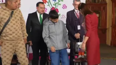Pato Merlín sorprende con picotazo a Sheinbaum en Palacio Nacional