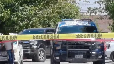 Fallece hombre junto a su auto en estacionamiento de farmacia