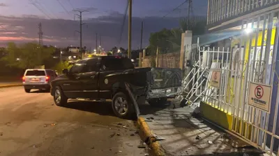Huyen tras chocar estacionada y barandal; piden ayuda para localizarlos