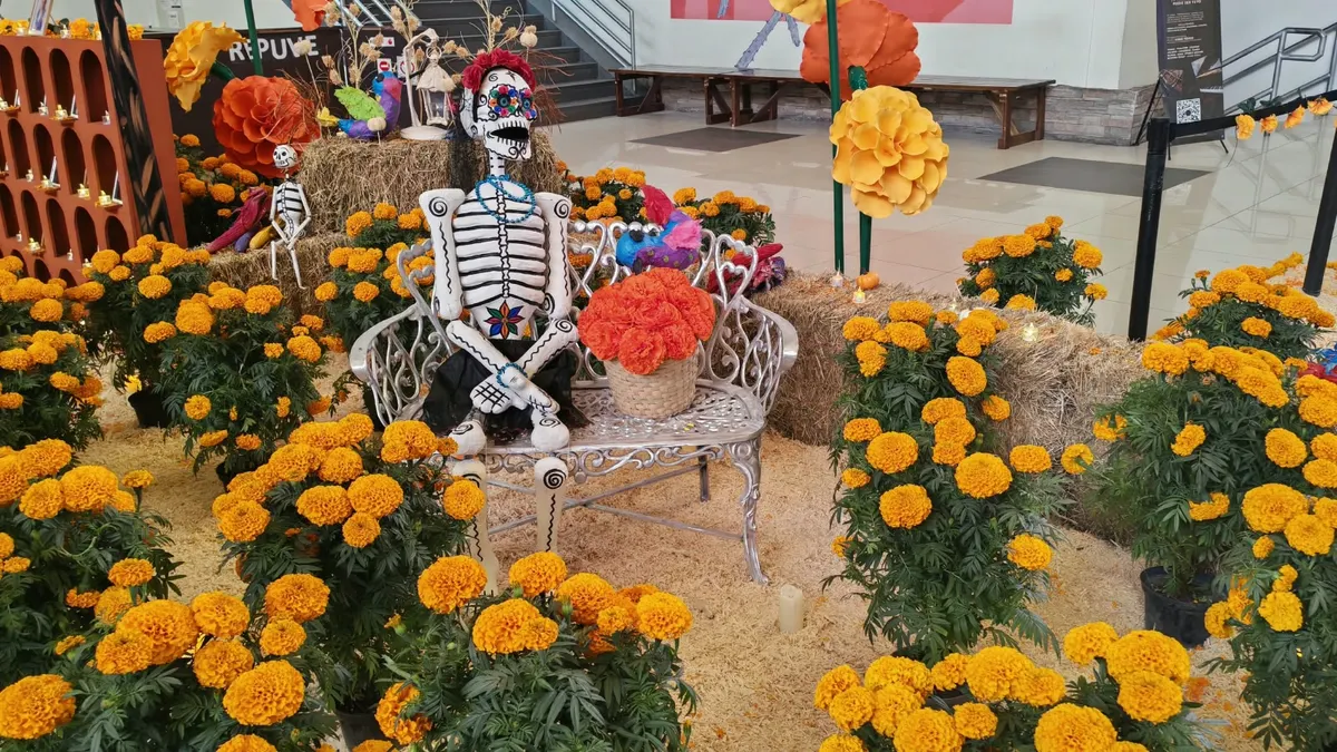 Colocan altar de muertos 'El Jardín de los Recuerdos' en Pueblito Mexicano
