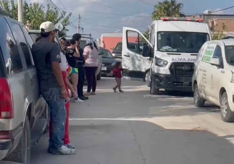 Mujer queda atrapada en segundo piso durante incendio y vecinos la rescatan