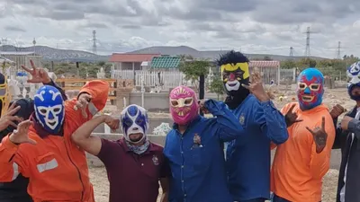 Limpian panteones de Juárez con máscaras del Día de Muertos