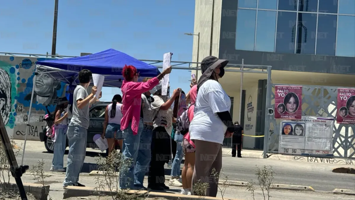 Bloquean manifestantes bulevar Zaragoza frente a la FEM