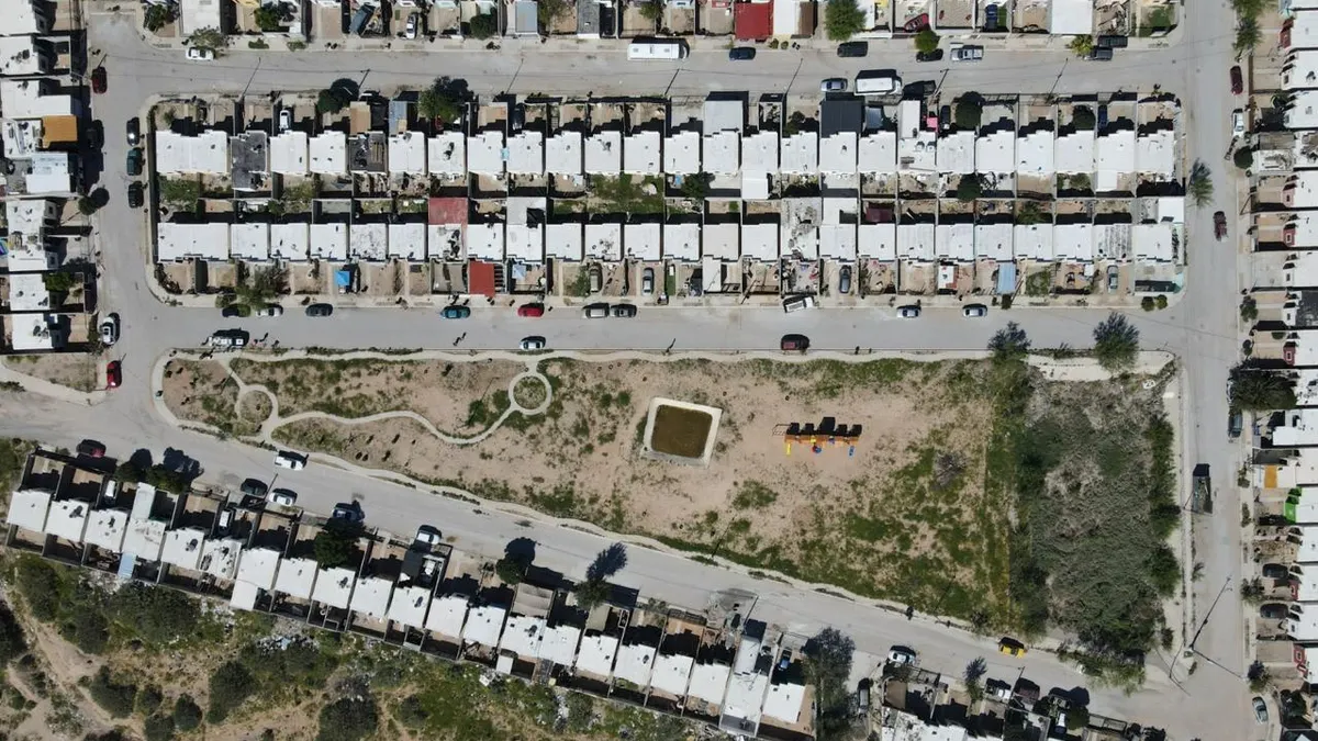 Policía Municipal limpia parques y atiende a vecinos en Jardines de Roma