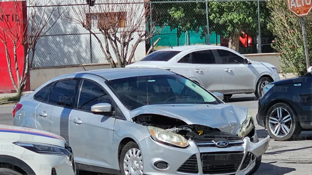 Conductora omite el alto y choca contra camioneta de la JMAS