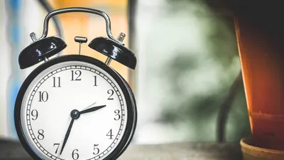 Ajusta tu reloj: Juárez regresa al horario de invierno esta noche