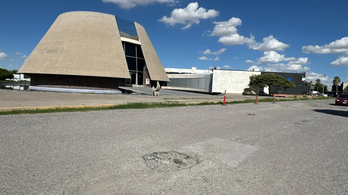 Baches frente al Museo de Arte complican la circulación