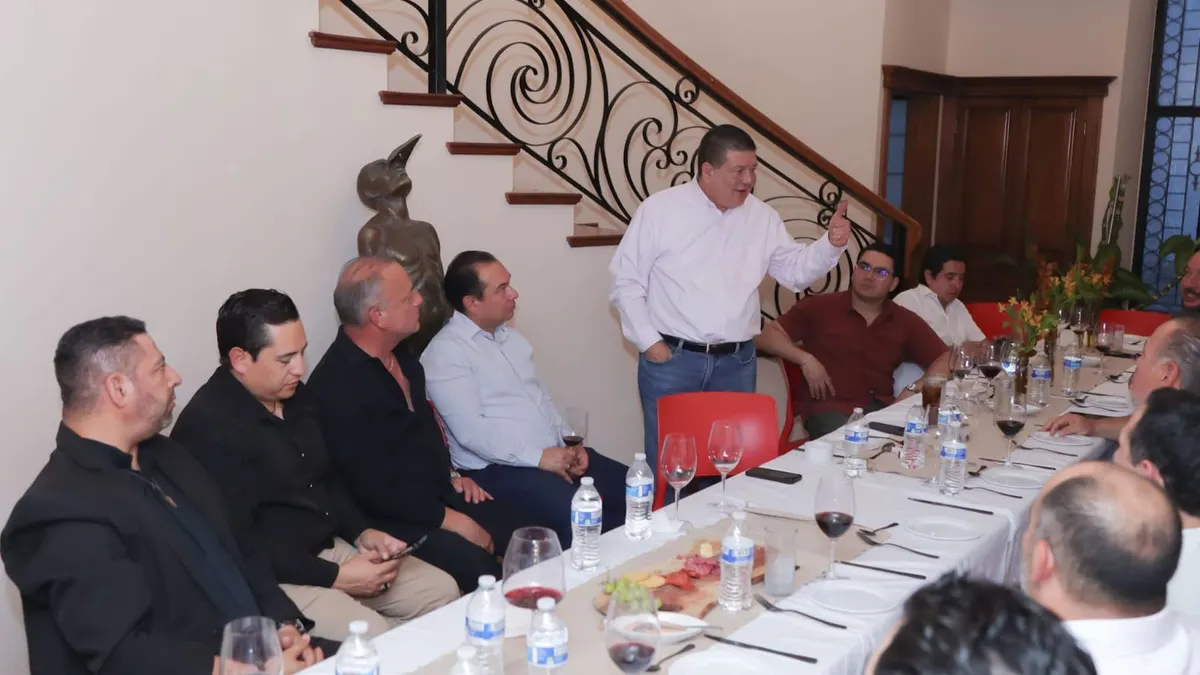 Dialoga César Jáuregui con jóvenes empresarios sobre economía de Chihuahua