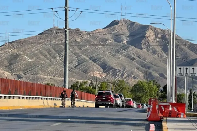Acumula Puente Libre la mayor fila para cruzar a El Paso este domingo