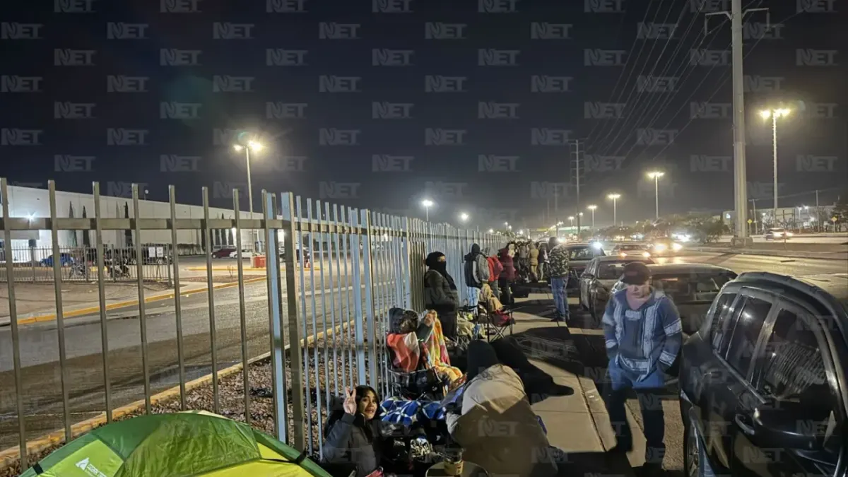 Acampan frente a maquiladora para contratación por la mañana